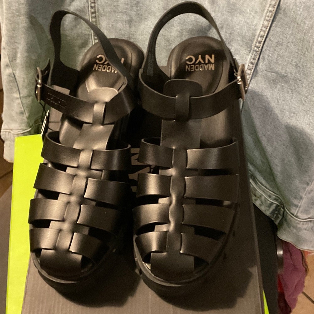 MADDEN NYC Black Fisherman Sandals in size 11, NIB